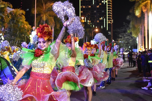 Carnival đường phố, nhạc giao hưởng trên phố đi bộ và sức mạnh xã hội hóa - 3 Carnival đường phố, nhạc giao hưởng trên phố đi bộ và sức mạnh xã hội hóa - 3
