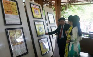 Khách Tây hứng thú tìm hiểu về bản đồ và các tư liệu về Hoàng Sa, Trường Sa