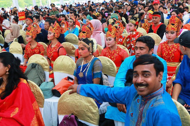 Đông đảo du khách quốc tế đến với Ninh Bình năm 2018.