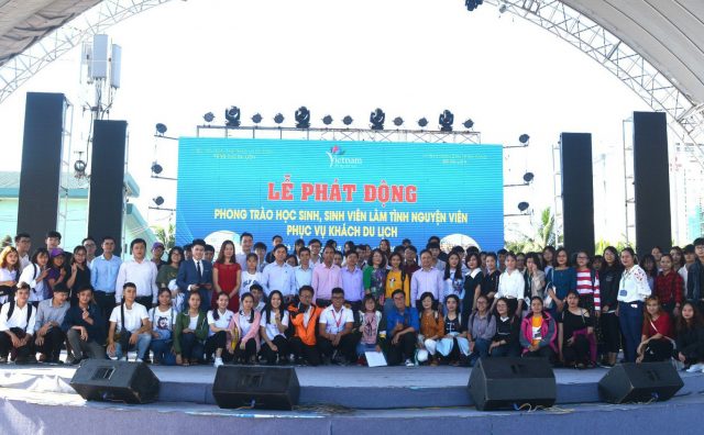 Hơn 200 HSSV tình nguyện hỗ trợ du khách trại Đà Nẵng