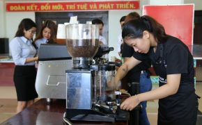 Du khách được thưởng thức cà phê miễn phí tại Ngày hội Cà phê Việt Nam