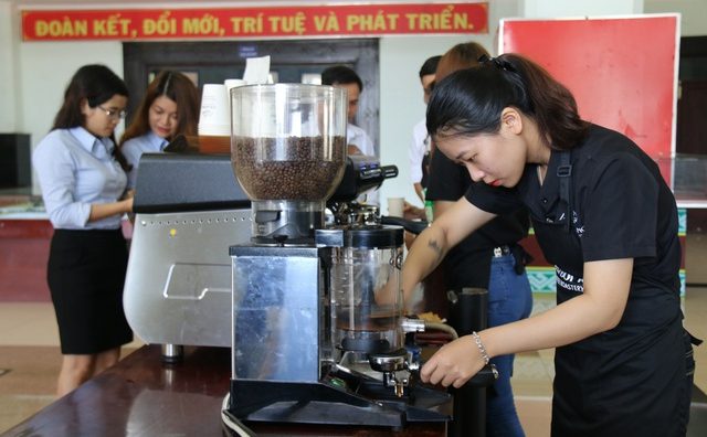 Du khách được thưởng thức cà phê miễn phí tại Ngày hội Cà phê Việt Nam