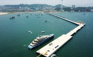 Tỷ phú người Anh cùng siêu du thuyền 150 triệu đô thưởng ngoạn vịnh Hạ Long