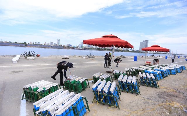 Cận cảnh trận địa pháo hoa bên bờ sông Hàn