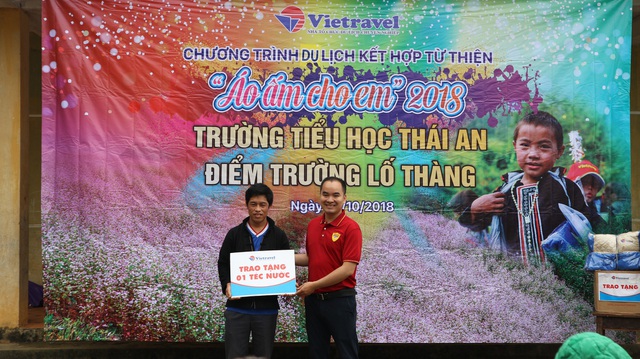 Đại diện Vietravel Hà Nội trao quà