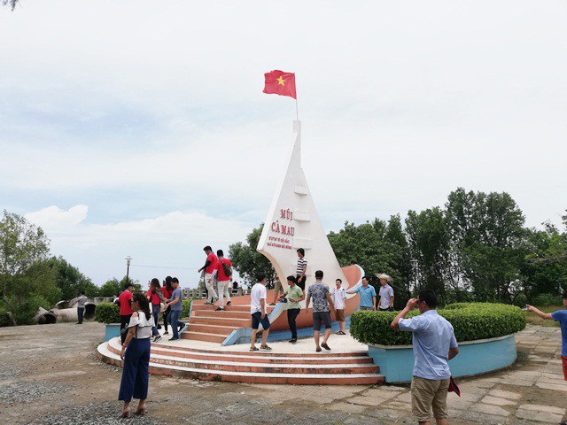 Mũi Cà Mau ở huyện Ngọc Hiển. Theo Chủ tịch Hiệp hội Du lịch tỉnh Sóc Trăng, cần mở tour du lịch riêng cho bán đảo Cà Mau ở 3 tỉnh Sóc Trăng, Bạc Liêu và Cà Mau.