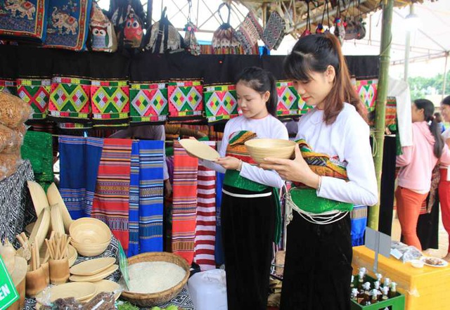 Các gian hàng giới thiệu sản vật tại địa phương.