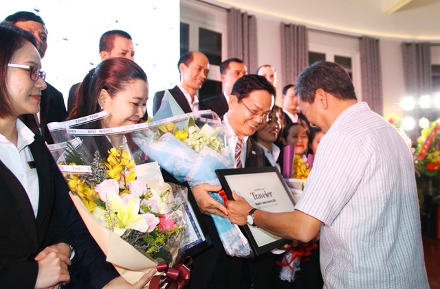 Nơi vợ chồng Nhật Hoàng từng ở tại Huế lọt Top 20 khách sạn hàng đầu châu Á - 1 Trao tặng danh hiệu Top 20 khách sạn hàng đầu châu Á cho khách sạn La Residence Hue Hotel & Spa