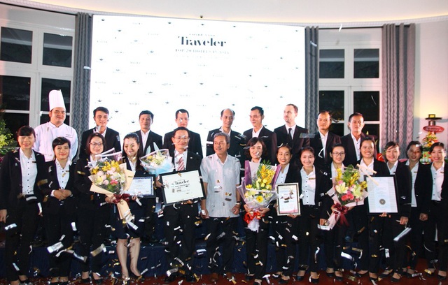 Nơi vợ chồng Nhật Hoàng từng ở tại Huế lọt Top 20 khách sạn hàng đầu châu Á - 2 Tập thể lãnh đạo của khách sạn vinh dự nhận giải thưởng danh giá