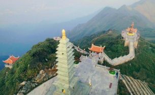 Ngắm dáng chùa Việt ẩn trong dáng núi, đẹp kỳ ảo giữa chốn mây bồng Fansipan