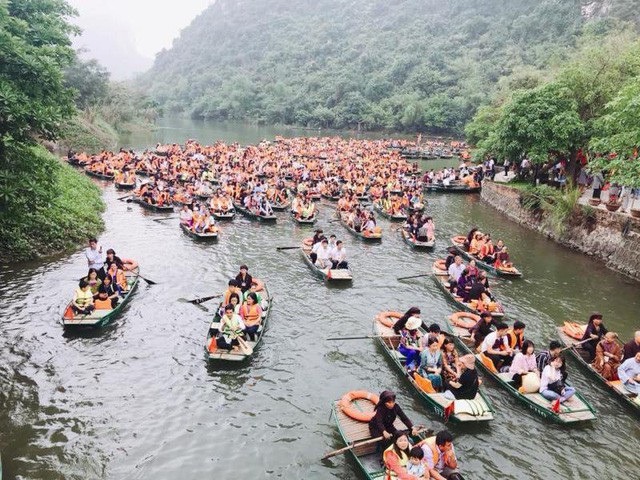 Du khách tham gia lễ hội Tràng An 2018 tại Quần thể Danh thắng Tràng An - Ninh Bình.