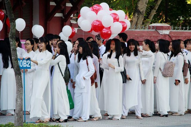 Mien ve tham quan di tich Hue cho phu nu trong nuoc, quoc te mac ao dai truyen thong Viet Nam 3.jpg