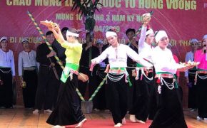 Thanh niên bản Mường biểu diễn thời trang nhân ngày giỗ Tổ Hùng Vương