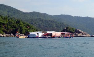 Phú Yên: Sắp xếp bè nổi phục vụ ăn uống tại các khu du lịch vào bờ trước Tết