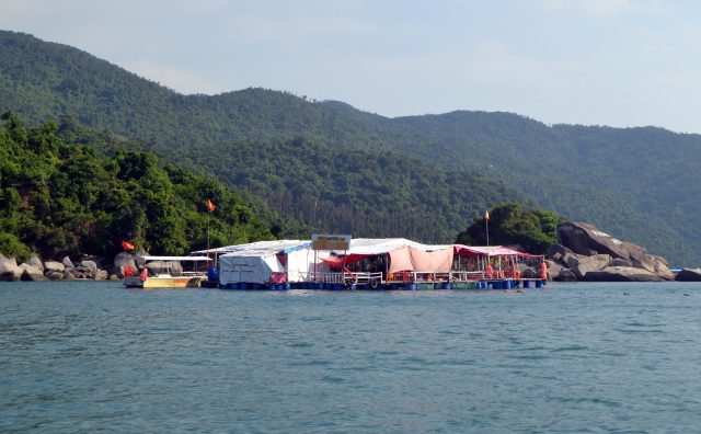 Phú Yên: Sắp xếp bè nổi phục vụ ăn uống tại các khu du lịch vào bờ trước Tết