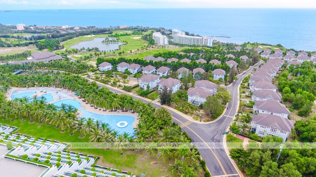 Khu phức hợp nghỉ dưỡng Sea Links City đạt tiêu chuẩn quốc tế 5 sao, nằm trên ngọn đồi đối diện biển, cách thành phố Phan Thiết 9 km. Bao bọc toàn bộ khu nghỉ dưỡng là một không gian xanh thiên nhiên từ đại dương, cùng thảm thực vật phong phú. Đây là khu nghỉ dưỡng mang đẳng cấp quốc tế có tổng thể kiến trúc sang trọng, hoà quyện với thiên nhiên thơ mộng và có tầm nhìn ra biển. Không nói quá khi đánh giá rằng, nơi đây chính là điểm nhấn đặc biệt của du lịch Mũi Né – “thủ đô” resort của Việt Nam.