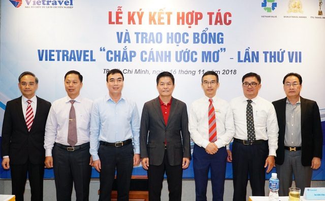 Vietravel ký kết thoả thuận hợp tác với 5 trường ĐH và trao học bổng “Chắp cánh ước mơ”