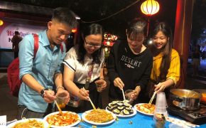 Giới trẻ Hội An háo hức trải nghiệm ẩm thực Hàn Quốc
