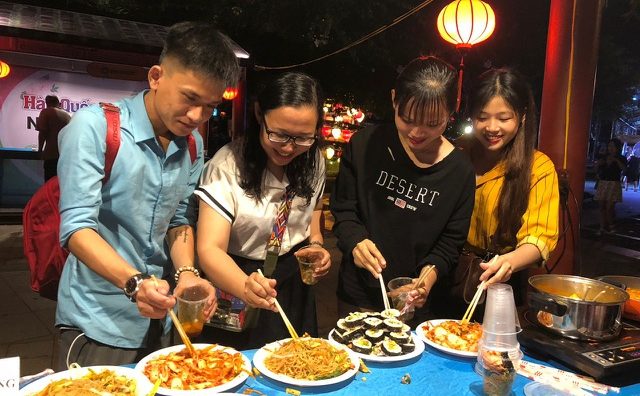 Giới trẻ Hội An háo hức trải nghiệm ẩm thực Hàn Quốc