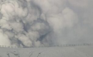 Núi lửa lớn nhất Nhật Bản phun tro bụi, du khách sơ tán khẩn cấp