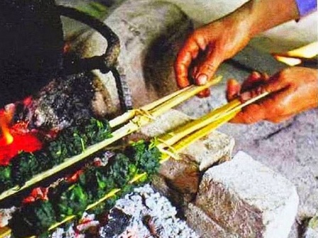 Thủy chung rêu đá rừng sâu - 2 Nướng quẹ áp vào than để giữ nguyên vị ngọt