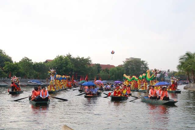 Du khách đến Ninh Bình tham quan được hỗ trợ bằng hệ thống du lịch thông minh sẽ tiện lợi hơn cho chuyến đi của mình.