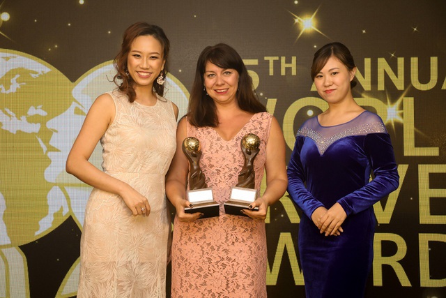 InterContinental Danang Sun Peninsula Resort nhận giải “Khu nghỉ dưỡng dành cho lễ cưới đẳng cấp nhất châu Á 2018” - 1 Bà Radka Janotova (giữa) - Giám đốc Kinh doanh và Tiếp thị của KND nhận giải