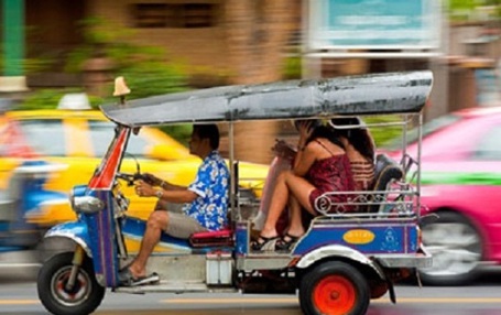 Tuk tuk - Phương tiện giao thông công cộng phổ biến ở Phnom Penh