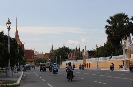 Tuk tuk - Phương tiện giao thông công cộng phổ biến ở Phnom Penh