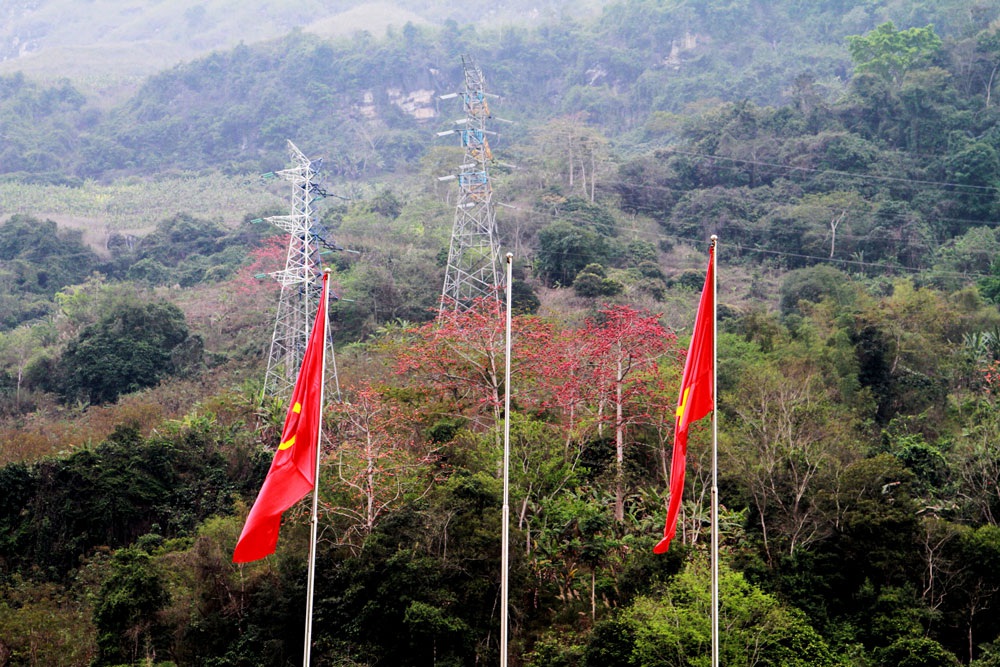 Cờ tổ quốc và cờ Đảng tung bay giữa rừng biên giới