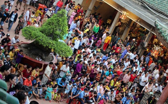 Đông nghịt người đến dự Lễ Hội vía bà Chúa Xứ núi Sam