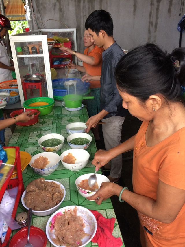 Chả cá được tán mỏng quanh tô, sau đó cho bún vào và đổ nước luộc bún vào, thêm gia vị