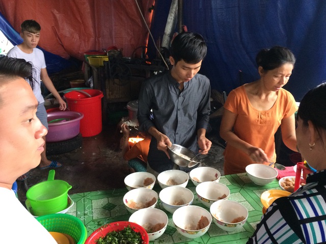 Công đoạn thêm gia vị vào tô bún trước khi cho bún và nước luộc bún vào