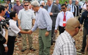 Ngoại trưởng Mỹ John Kerry thăm chiến trường xưa tại Cà Mau