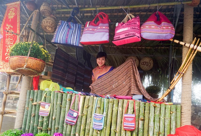 Lên Fansipan ngắm hàng ngàn cây đỗ quyên mùa lễ hội - 4