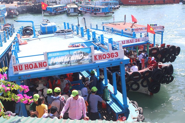 Du khách tại bến tàu du lịch Cầu Đá, TP Nha Trang vào tháng 9/2017