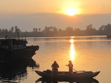 Đánh cá lúc bình minh trên sông trà