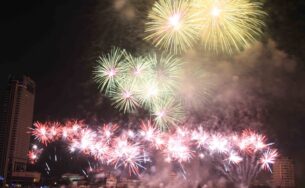 Du khách háo hức săn tour xem pháo hoa