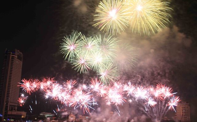 Du khách háo hức săn tour xem pháo hoa