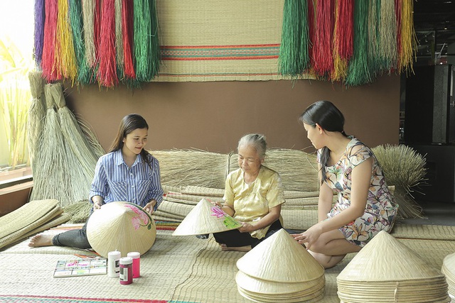 Không gian tái hiện các làng nghề truyền thống của Đồng Tháp như làng hoa Sa Đéc, làng chiếu Định Yên, làng chổi Tháp Mười, đóng xuồng Lai Vung cũng trở thành điểm dừng chân thú vị.