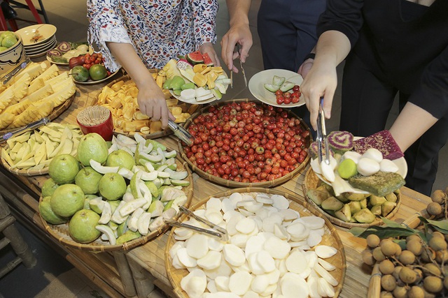 Bên cạnh các hoạt động trưng bày và giới thiệu sản phẩm, sự kiện lần này còn là dịp để người dân thành phố trải nghiệm những sắc màu văn hóa đa dạng qua các chương trình biểu diễn đặc sắc như Đờn ca tài tử, chương trình Đêm Hoa Lệ, Âm Vang Đất Nước do các nghệ sĩ Đoàn văn công tỉnh Đồng Tháp và Nhà hát Chợ Lớn thực hiện.