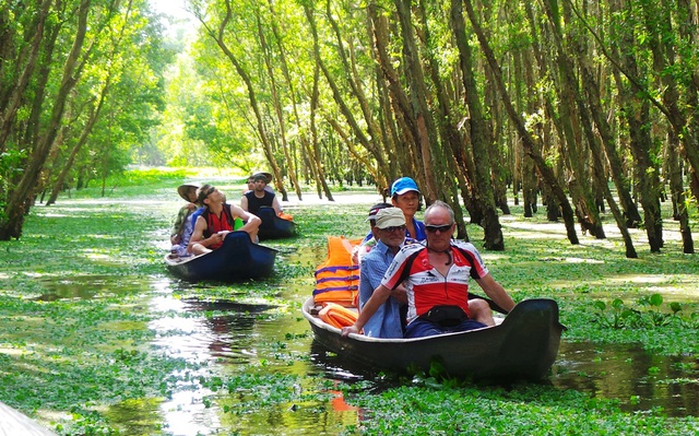 Đến An Giang vào mùa nước nổi, du khách không nên bỏ qua điểm tham quan hấp dẫn rừng tràm Trà Sư - một bức tranh thủy mặc độc đáo giữa đồng bằng