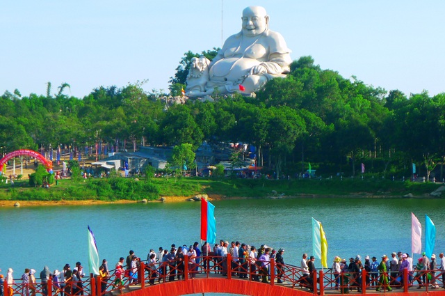 Tượng Phật Di Lạc trên đỉnh Núi Cấm hàng năm thu hút hàng ngàn lượt khách đến tham quan, cúng viếng...