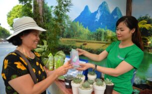 Go Green – Làn sóng “Du lịch xanh” đổ bộ phố đi bộ Hồ Gươm