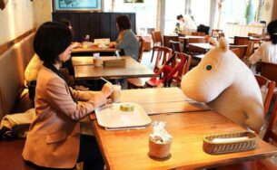 Độc đáo quán cà phê, xe buýt chống cô đơn