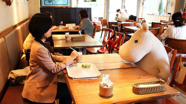 Độc đáo quán cà phê, xe buýt chống cô đơn