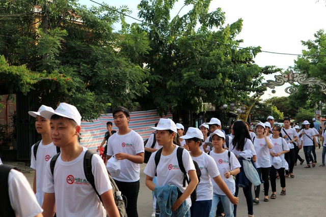 Đoàn viên, thanh niên Hội An diễu hành kêu gọi người dân và du khách nói không với khói thuốc lá