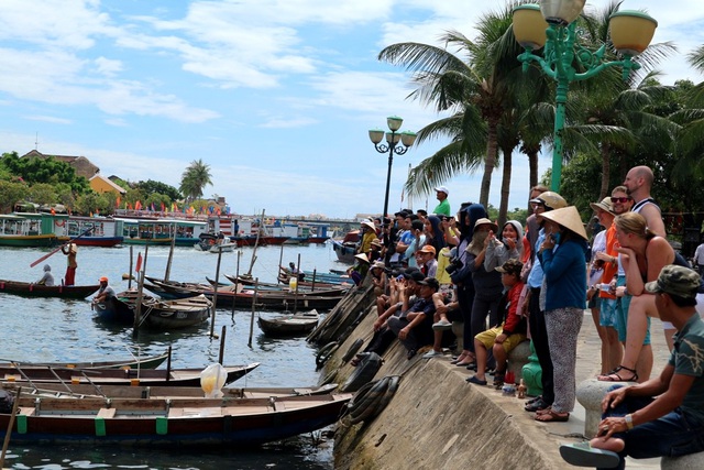  Sự cổ vũ nồng nhiệt của khán giả càng đem đến tinh thần phấn khích cho các vận động viên