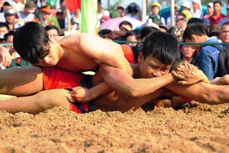 Du Xuân trẩy hội vật làng Sình