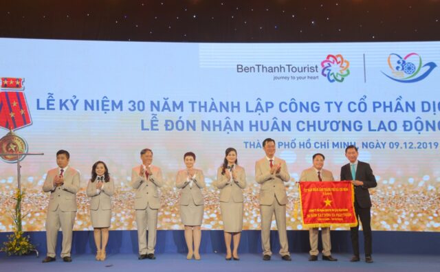 BenThanh Tourist đón Huân chương Lao động hạng Nhất